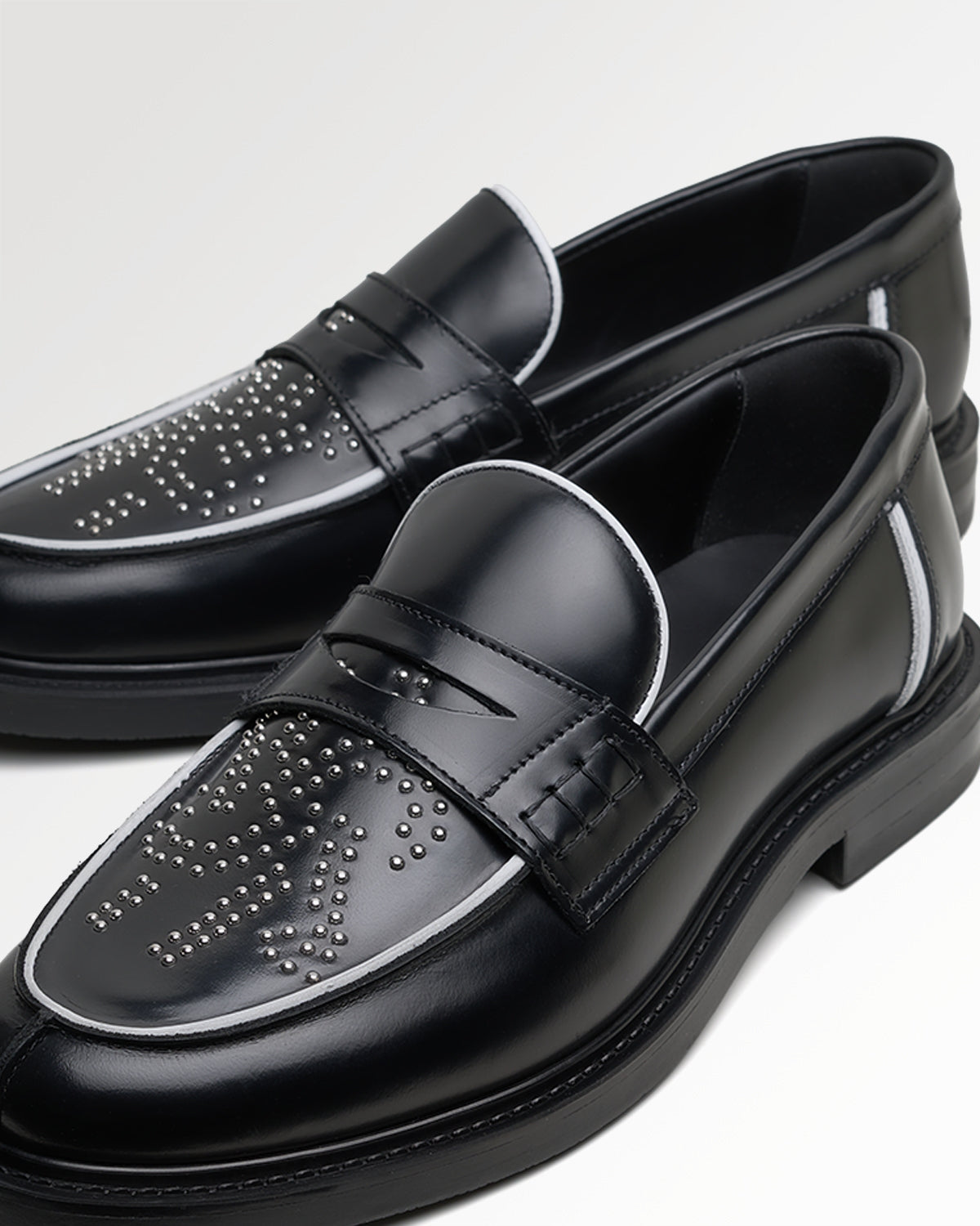 Loafer Gowtu Studs Black