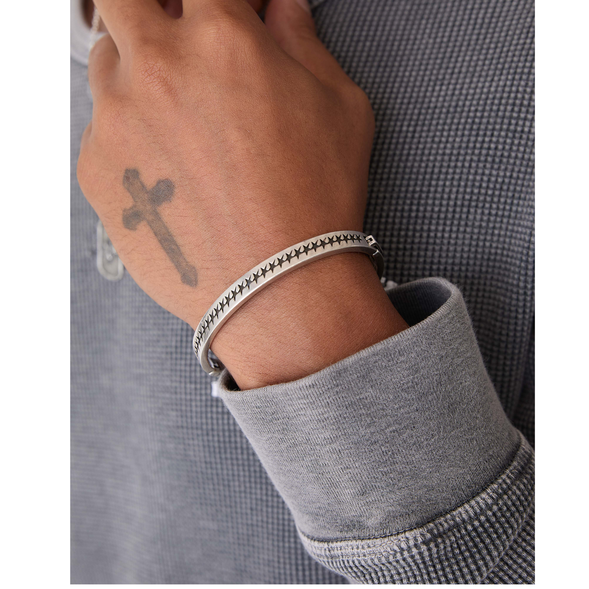 Icon Stars Closed Bangle Silver Large