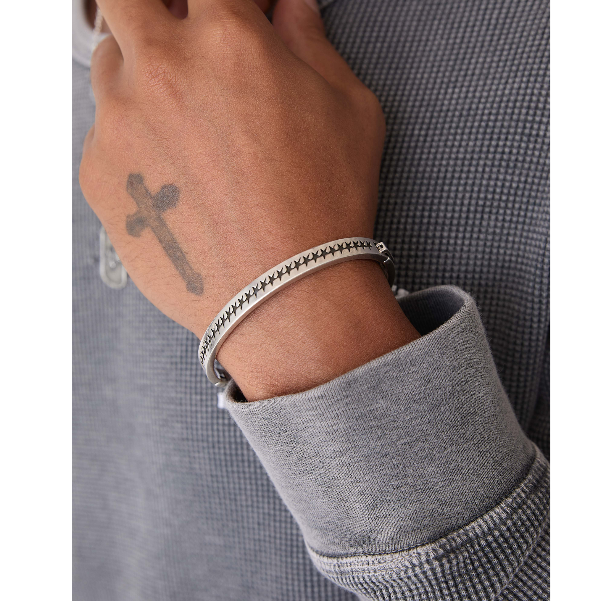 Icon Stars Closed Bangle Silver Large