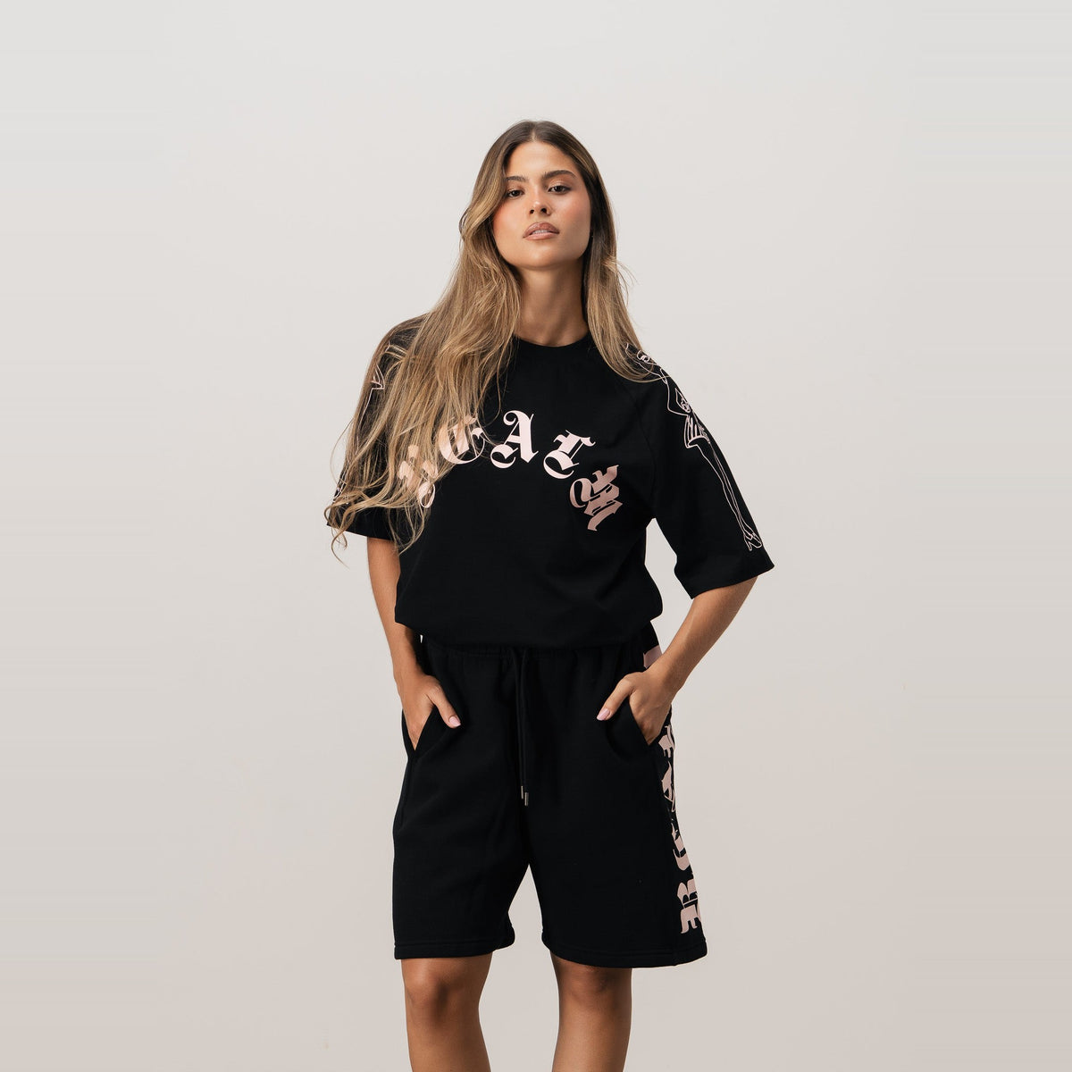 T-shirt Realm Preta e Rosa
